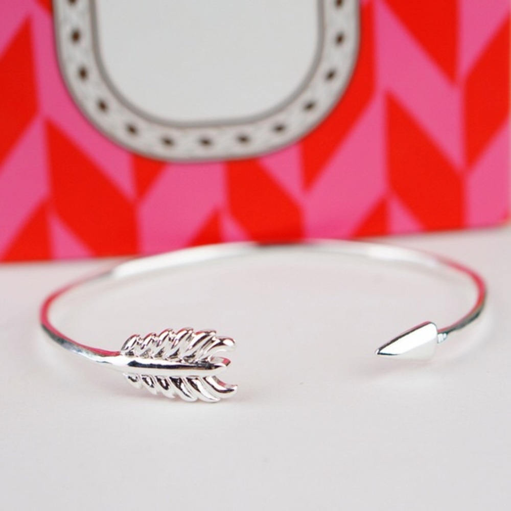 NIB Stella & Dot Arrow Bangle in Silver